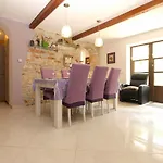 Maria 64